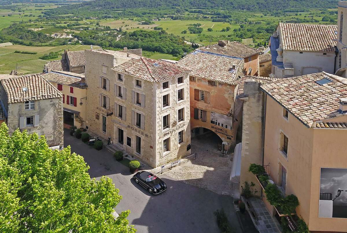 Le village perché de Gordes vu du ciel