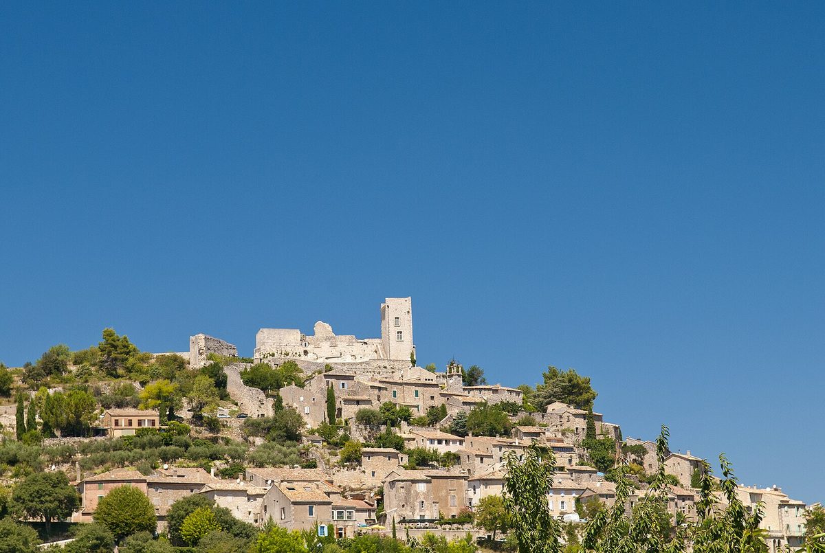 Le village de Lacoste et son château, dominant la plaine
