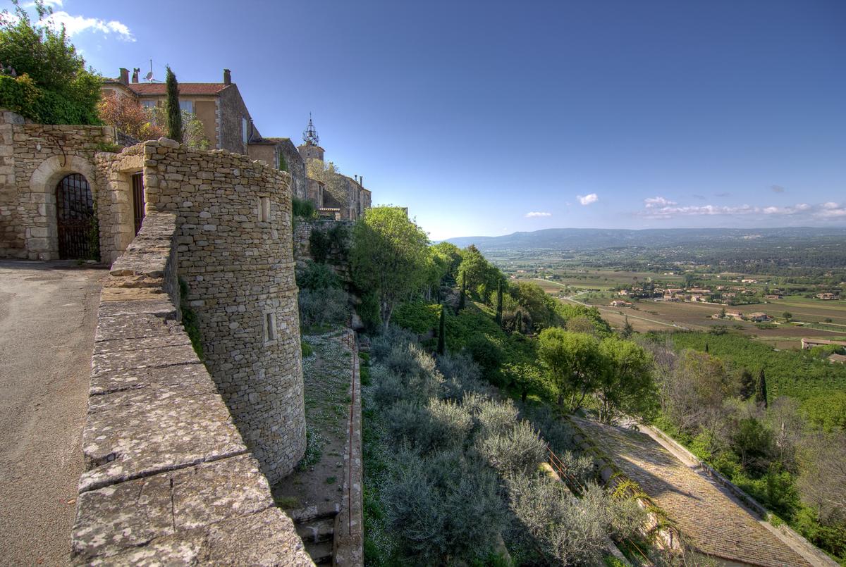 Les remparts de Ménerbes et la vallée en contrebas