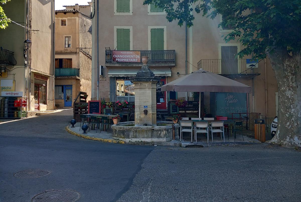 Une place de Mormoiron et sa terrasse